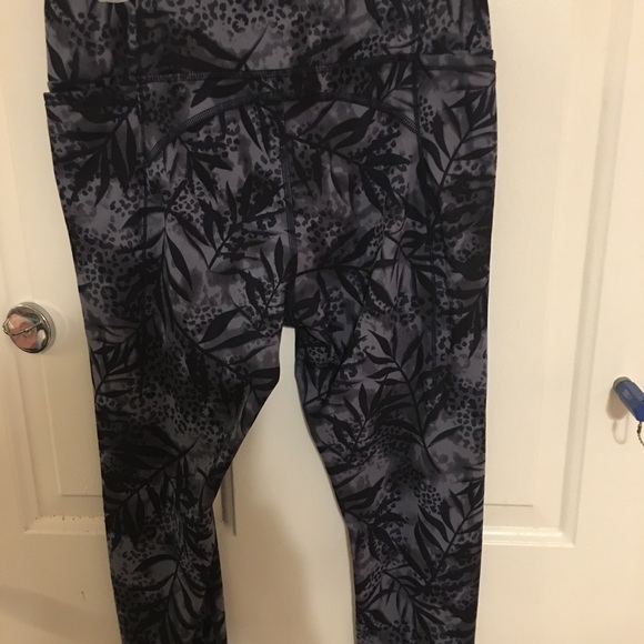 AVIA size 8-10 leggings with pockets - Picture 2 of 4